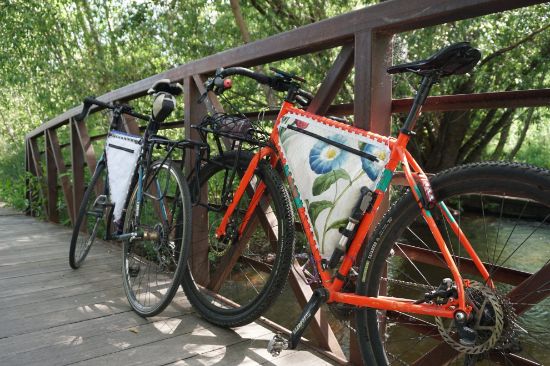 Decorative image: Photograph of two sample bike frame bags installed on bikes.